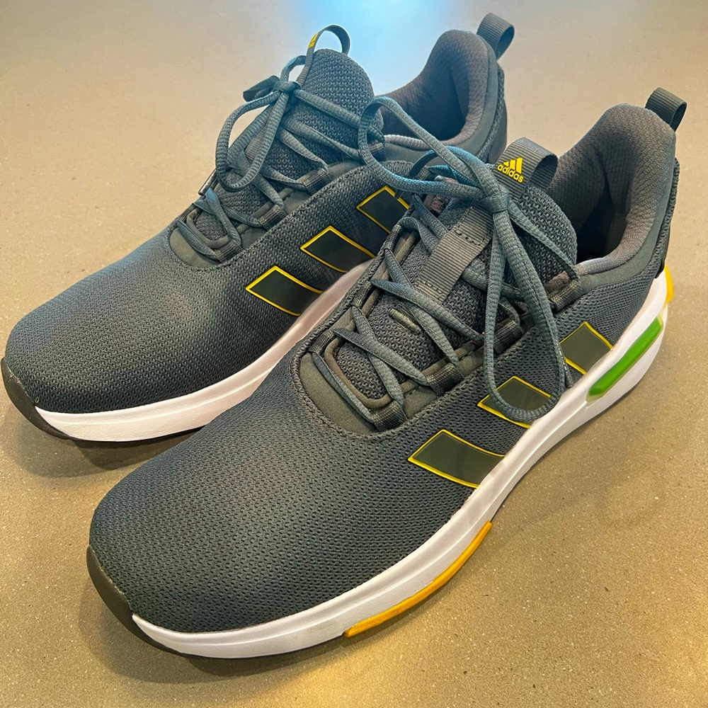Men’s Adidas Racer TR23 Olive Green/White Sneakers 
Size 12.